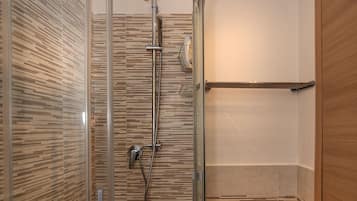 Camera doppia | Bagno | Doccia, asciugacapelli, bidet, asciugamani