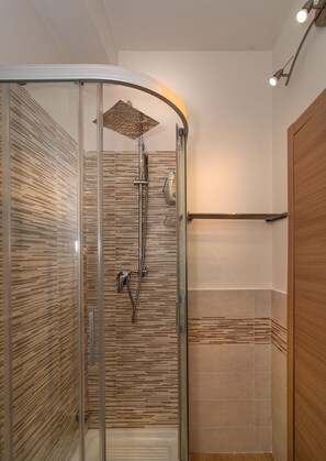 Dobbeltværelse | Badeværelse | Bruser, hårtørrer, bidet, håndklæder