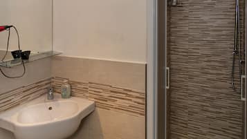 Habitación triple | Baño | Regadera, secadora de cabello, bidet, toallas