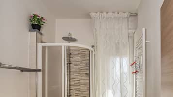 Habitación triple | Baño | Regadera, secadora de cabello, bidet, toallas