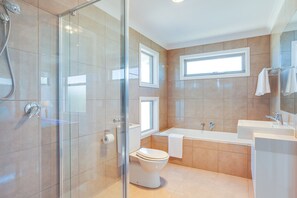 Rumah Deluks, pemandangan gunung, menghadap pantai | Kamar mandi | Bathtub dan shower terpisah, bathtub besar,  dan pancuran hujan