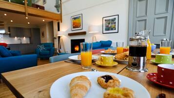 Premium Townhome, Multiple Beds, Non Smoking, Hill View | Living room | Flat-screen TV, fireplace, DVD player, books