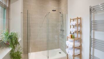 Premium Townhome, Multiple Beds, Non Smoking, Hill View | Bathroom | Combined shower/bathtub, free toiletries, hair dryer, towels