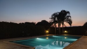 A rectangular swimming pool with a clear edge, surrounded by a paved deck. - Casale Imperatore (Ragusa)