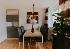 Condo panoramique (incl. 50€ cleaning fee) | Repas dans la chambre