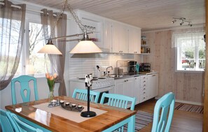 Kylskåp, mikrovågsugn, spishäll och kaffe- och tebryggare