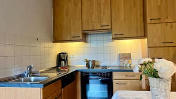 Een koelkast, een magnetron, een oven, een vaatwasser