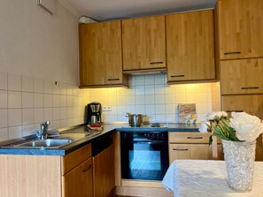 Kjøleskap, mikrobølgeovn, ovn og oppvaskmaskin