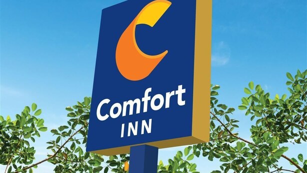 Segnaletica di Comfort Inn con logo a forma di crescente lunare.
