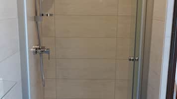 Habitación doble, balcón, vistas al río | Baño | Ducha, artículos de higiene personal gratuitos y secador de pelo