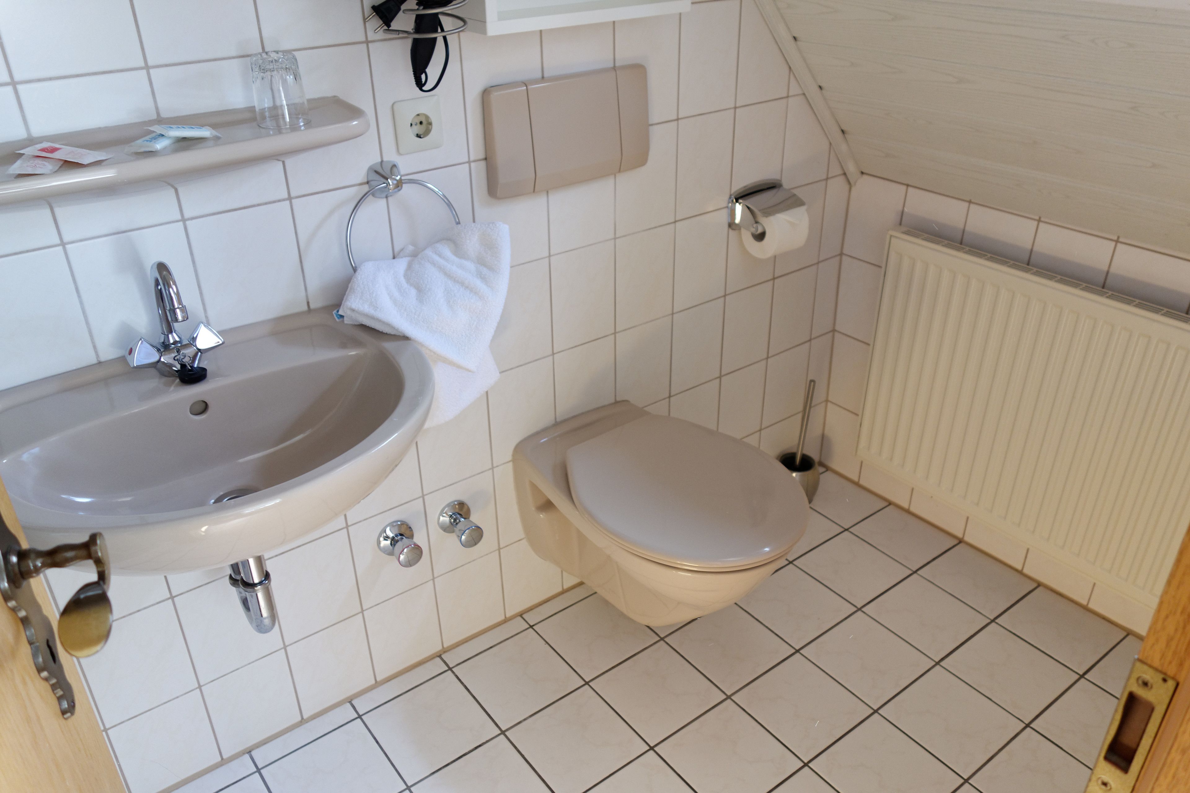 standard double room, ensuite | bathroom | shower, free toiletries, hair dryer, towels