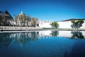 Piscine extérieure, parasols de plage, chaises longues