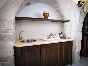 Superior Apartment, Courtyard View | Private kitchen | Fridge, stovetop, cookware/dishes/utensils - Masseria Pilano (Crispiano)