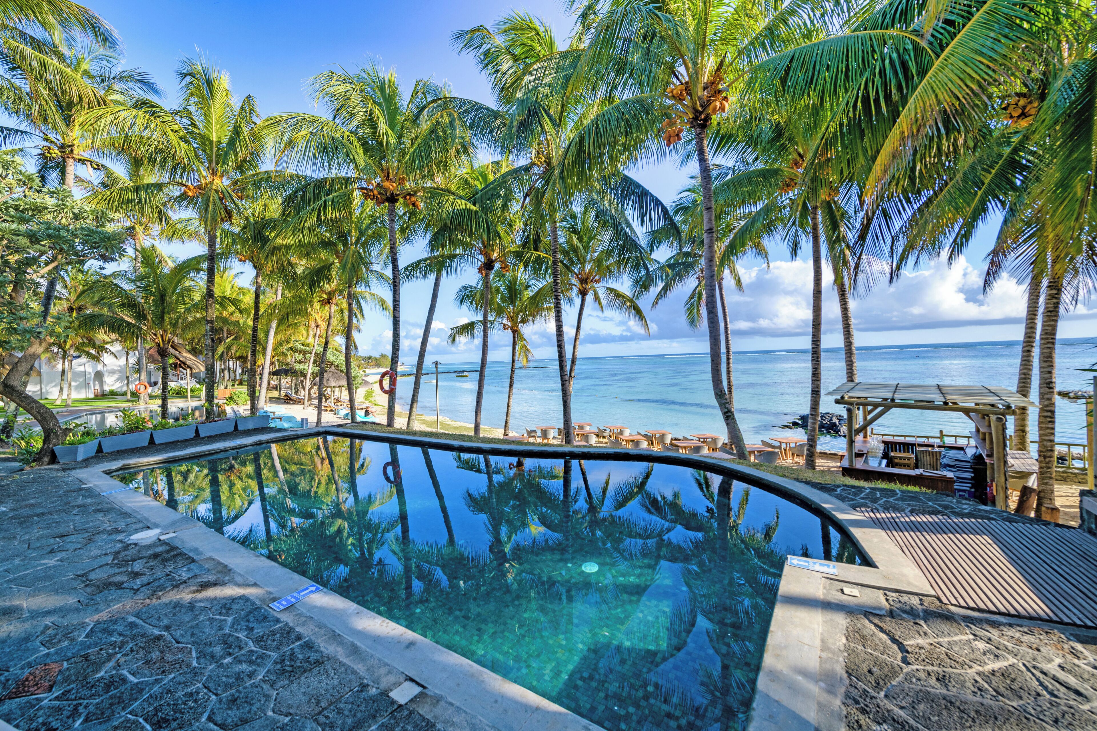 حمّام سباحة خارجي، مظلات على حمّام السباحة، مقاعد للتشمس