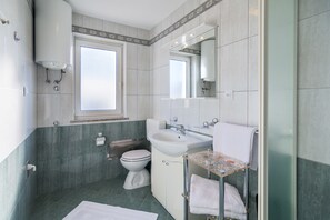 Comfort Apartment, 2 Bedrooms, Pool Access, Sea View | Bathroom | Shower, hair dryer, towels