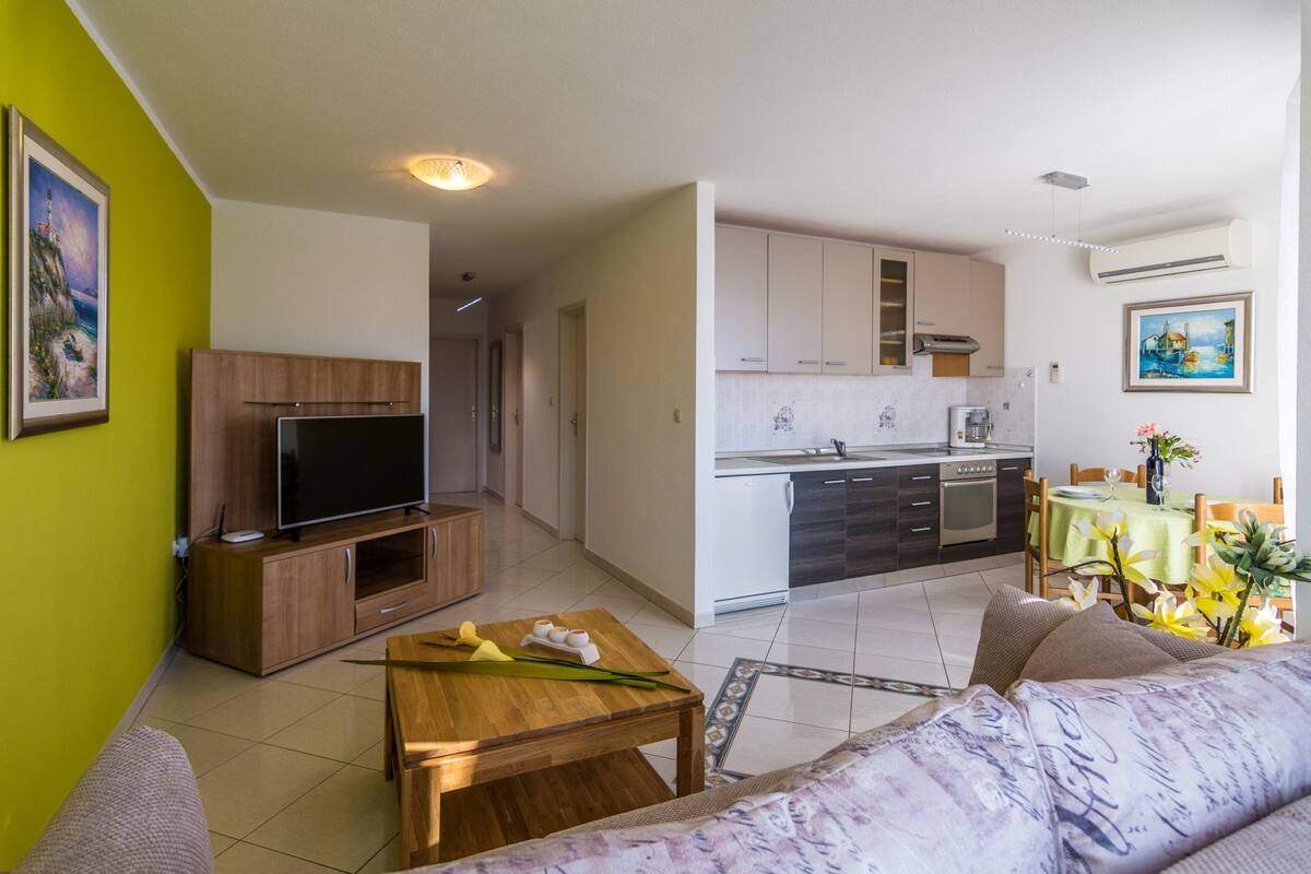 Appartamento Comfort, 2 camere da letto, accesso alla piscina, vista mare | Area soggiorno | TV a schermo piatto