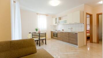 Comfort-lejlighed - 2 badeværelser | Privat køkken | Køleskab, ovn, kogeplade, kaffe-/temaskine