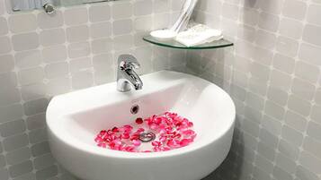 Pancuran mandi, kelengkapan dandanan diri percuma, pengering rambut