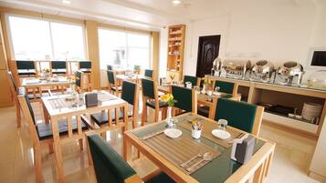 Sarapan dihidangkan, masakan tempatan dan antarabangsa