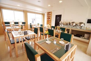 Breakfast served, local and international cuisine - The Hotel Mawtin (Yangon)