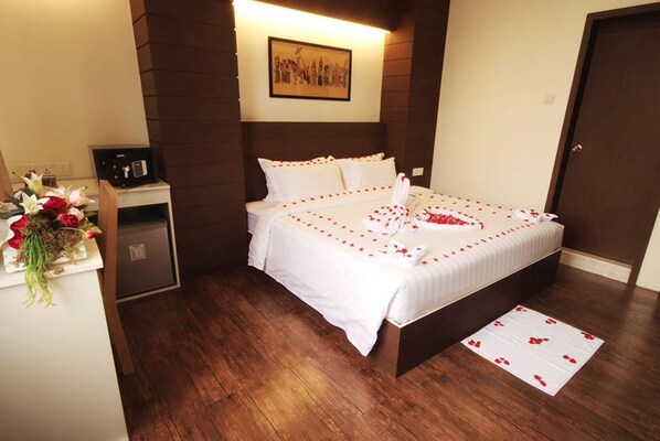 Superior Double Room | Minibar, in-room safe, desk, free WiFi - The Hotel Mawtin (Yangon)