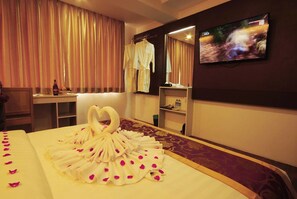 Superior Double Room | Minibar, in-room safe, desk, free WiFi - The Hotel Mawtin (Yangon)
