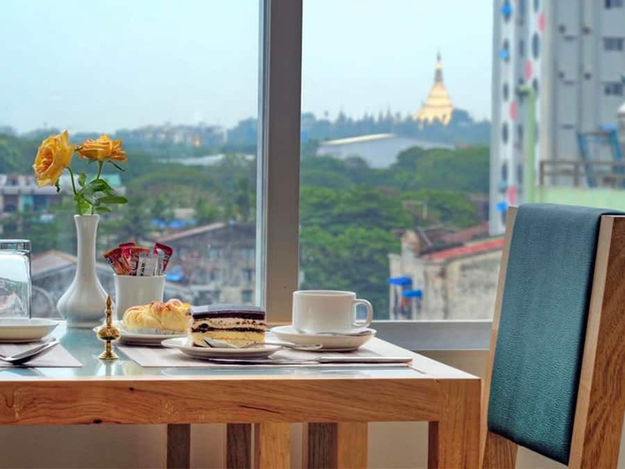 Sarapan dihidangkan, masakan tempatan dan antarabangsa