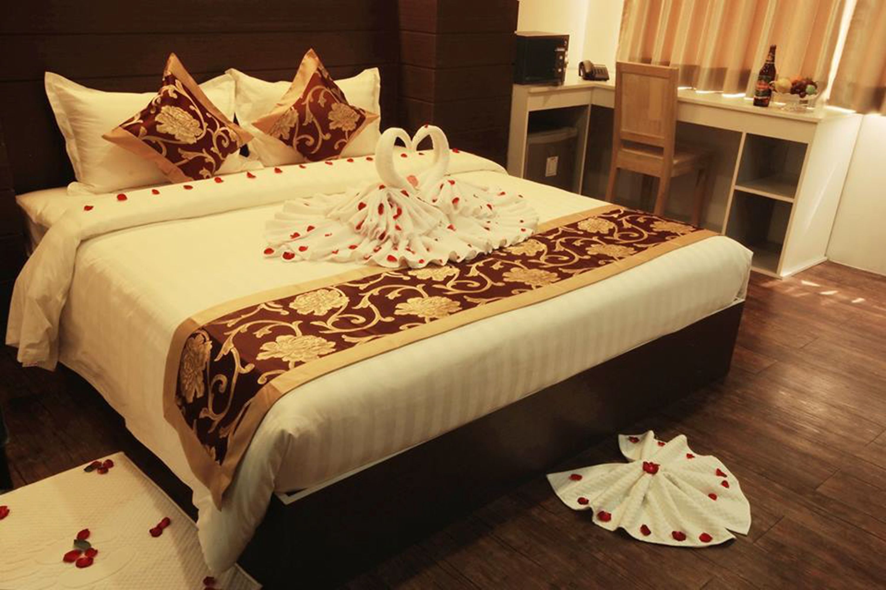superior double room | minibar, in-room safe, desk, free wifi