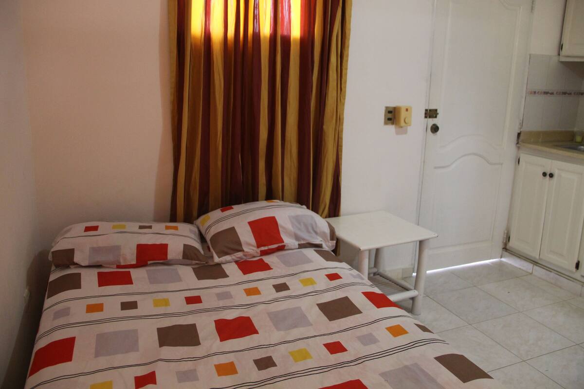 basic duplex, 1 bedroom | living area | flat-screen tv