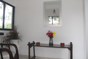 Eenvoudige suite, 1 tweepersoonsbed, uitzicht op zwembad | Een kluis op de kamer, een bureau, gratis wifi, beddengoed