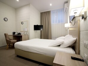 Habitación doble estándar, con acceso para personas discapacitadas | Caja de seguridad en la habitación, escritorio y insonorización