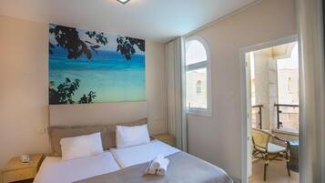 1 quarto, cofres nos quartos, escrivaninha