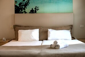 1 Schlafzimmer, Zimmersafe, Schreibtisch, Bügeleisen/Bügelbrett