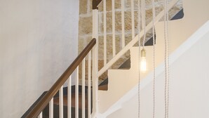 A staircase with white railings and a wooden handrail. - Hotel Romantic Los 5 Sentidos (Ciutadella de Menorca)