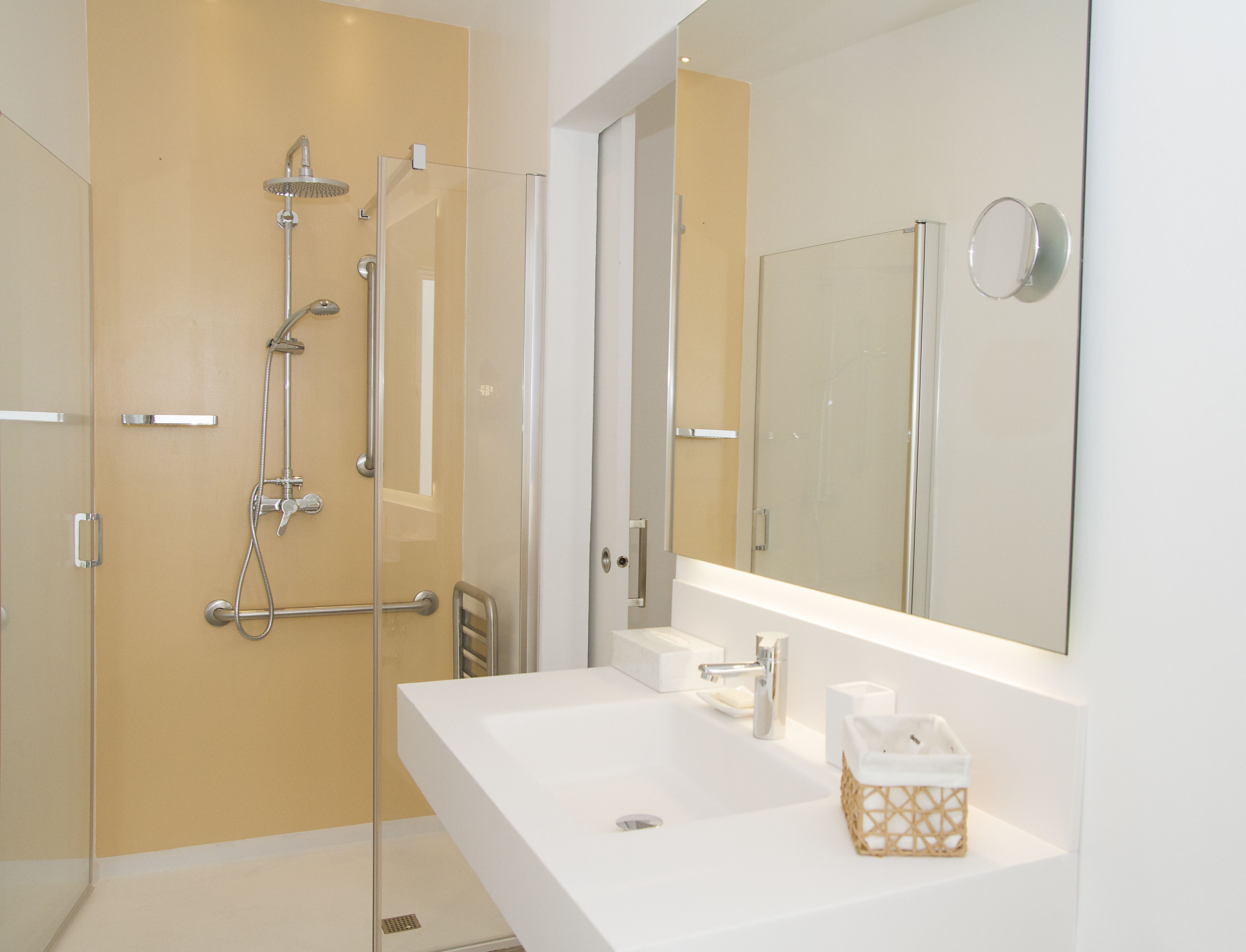 deluxe room, 1 bedroom, accessible, patio (gusto) | bathroom | shower, rainfall showerhead, free toiletries, hair dryer