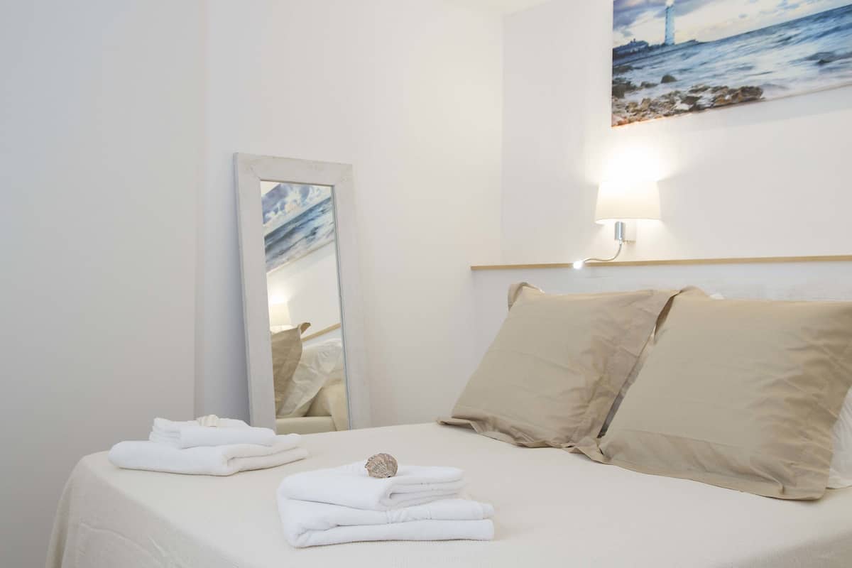 Comfort Room, 1 Bedroom, Non Smoking, Private Bathroom (Tacto) | 1 bedroom, premium bedding, pillowtop beds, in-room safe