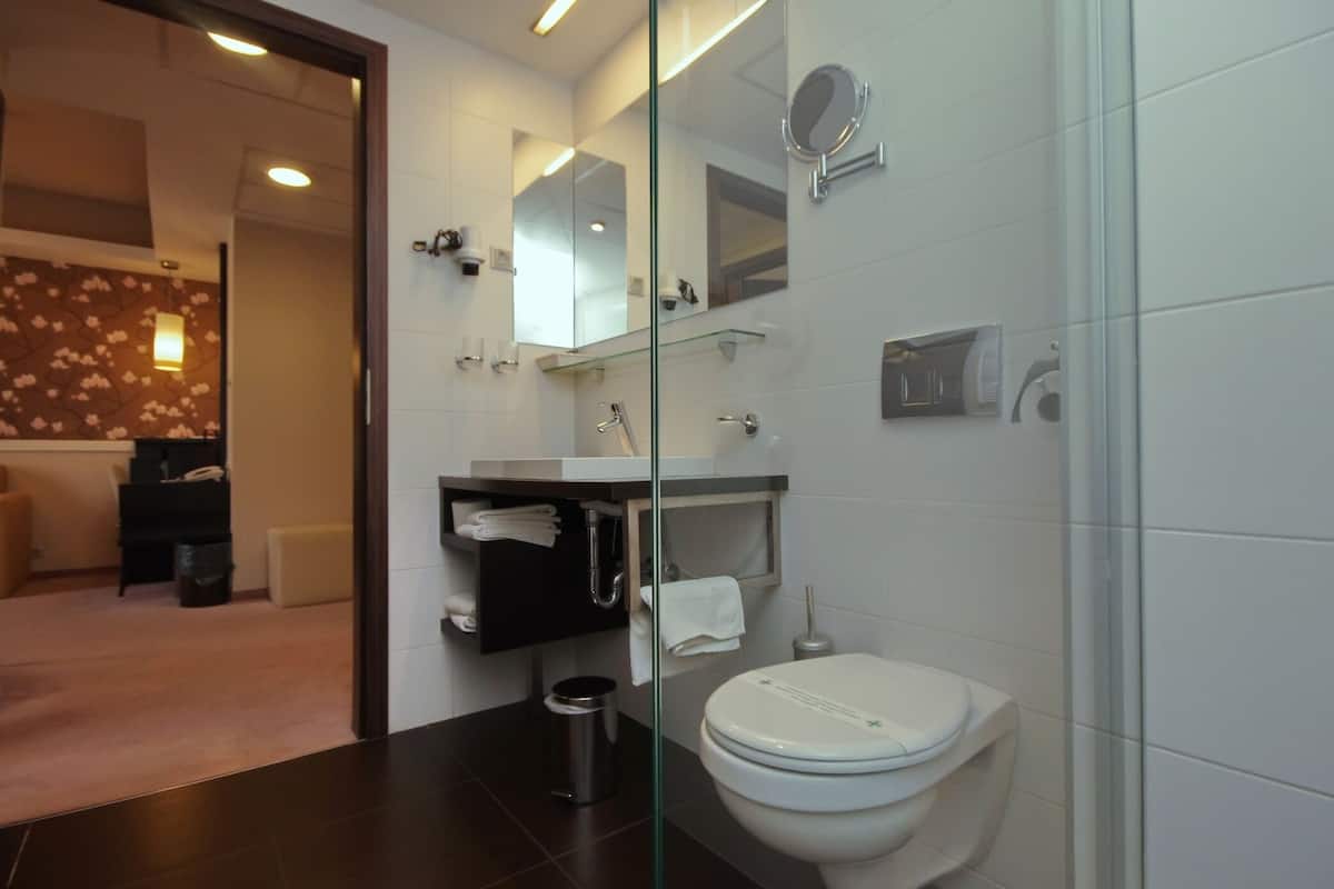 Superior-Dreibettzimmer | Badezimmer | Kostenlose Toilettenartikel, Haartrockner, BademÀntel, Hausschuhe