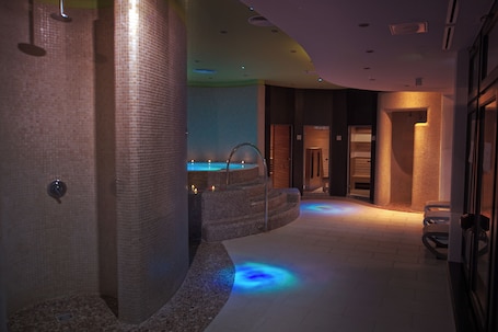 Indoor spa tub. Corso Boutique Hotel