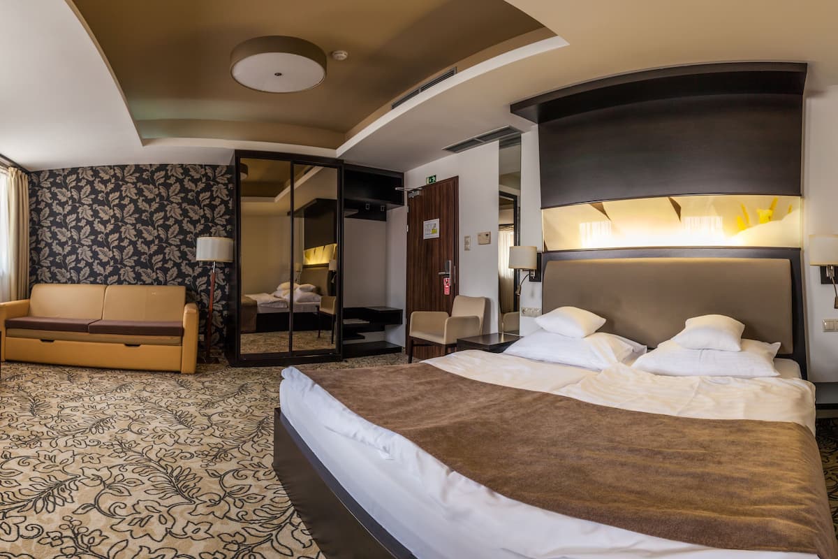 Superior Triple Room | 1 bilik tidur, bar mini, peti besi dalam bilik, meja
