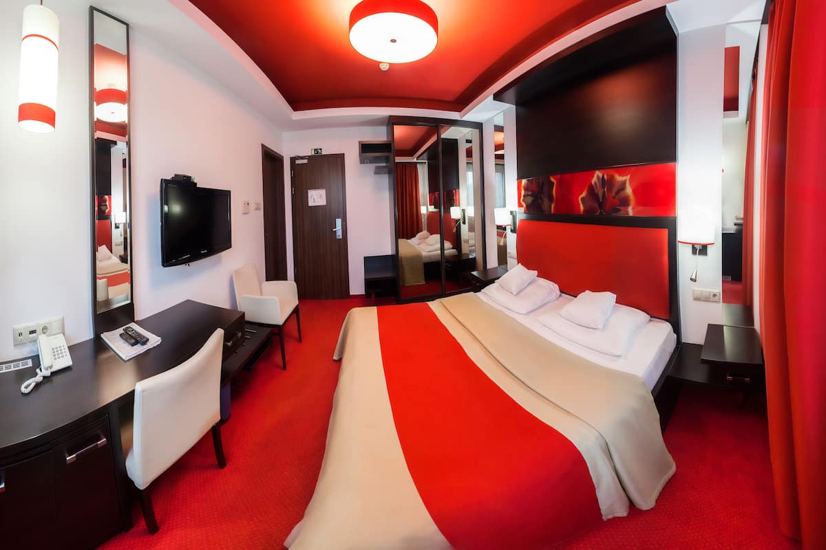 Standard Double Room, 1 Bedroom | 1 bilik tidur, bar mini, peti besi dalam bilik, meja