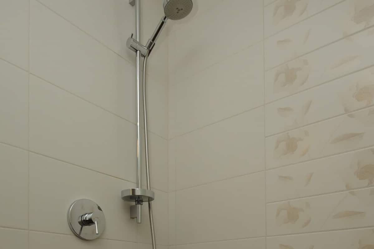 Standard-Zweibettzimmer | Badezimmer | Kostenlose Toilettenartikel, Haartrockner, BademÀntel, Hausschuhe