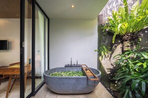 Junior Suite, 1 Bedroom, Garden View | Bathroom | Free toiletries, hair dryer, slippers, towels - Surya Kembar Villas (Ubud)