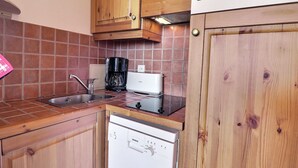 Coffee/tea maker, fridge, microwave, stovetop