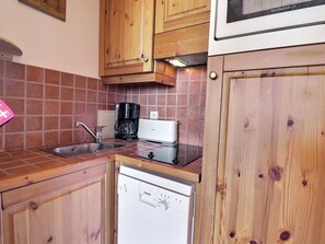 Kühlschrank, Mikrowelle, Herdplatte, Geschirrspüler