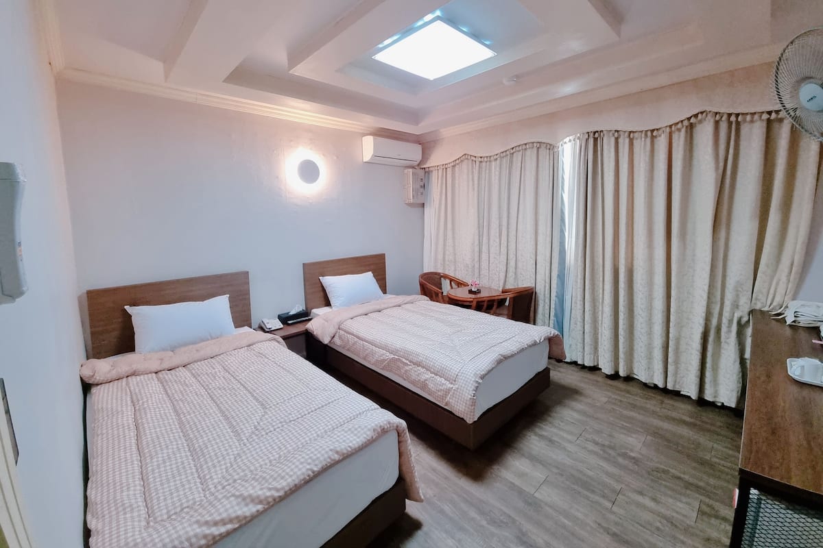 Habitación básica con 2 camas individuales | Sábanas de algodón egipcio y ropa de cama de alta calidad