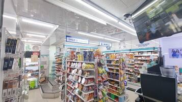 Un pasillo de supermercado con diversos productos envasados y un cartel promocional.