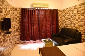 Deluxe Double or Twin Room, 1 Queen Bed, Accessible | Coffee and/or coffee maker - The SKY Inn (Navi Mumbai)