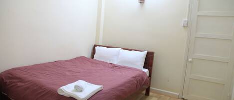 Quarto solteiro | Escrivaninha, ferros/tábuas de passar roupa, Wi-Fi de cortesia