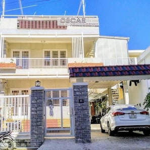 A two-story building with a sign reading 'OSCAR HOUSE & COFFEE'. - Oscar House (Xuan Huong - Da Lat)