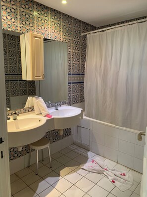 A bathroom with a sink, mirror, and bathtub. - Sol Palmeras Beach - Family Hotel (Sousse)